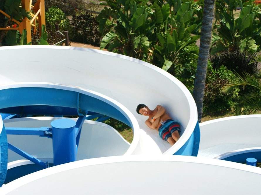 Đua tốc độ trên đường trượt Volcano Express và cảm nhận sự phấn khích—Wet ‘n’ Wild mang đến những trải nghiệm khó quên