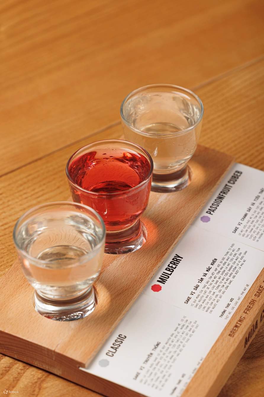 9가지 사케 플라이트에서 각 잔마다 독특한 맛과 향을 경험해 보세요.