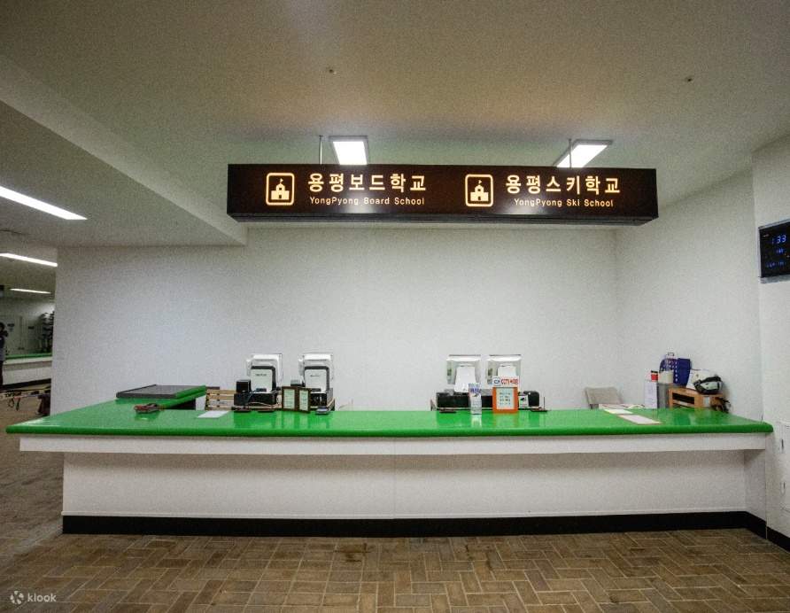 Beginner Class: Caters to both adults and children. Students will be ready to board the Beginner’s lifts within completion of the class.