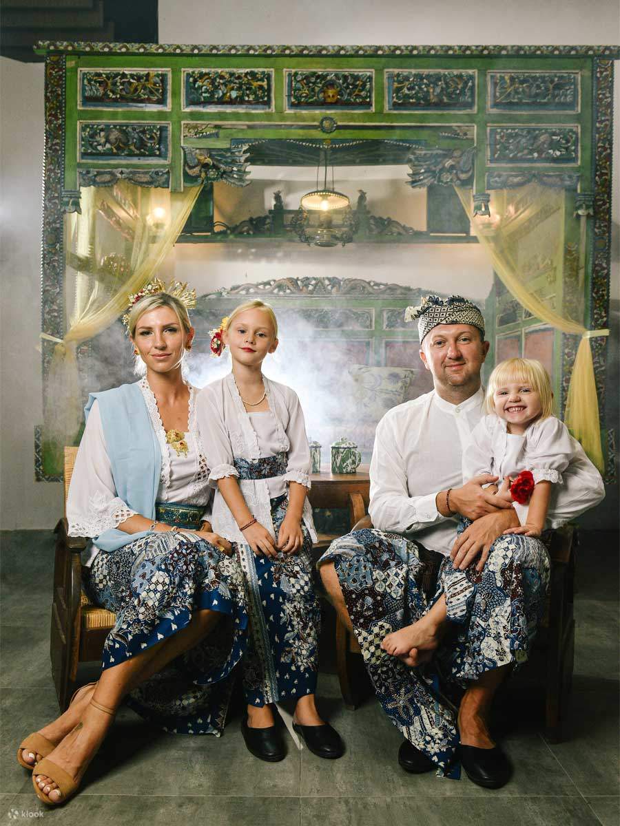 foto familiar en Bali con ropa tradicional