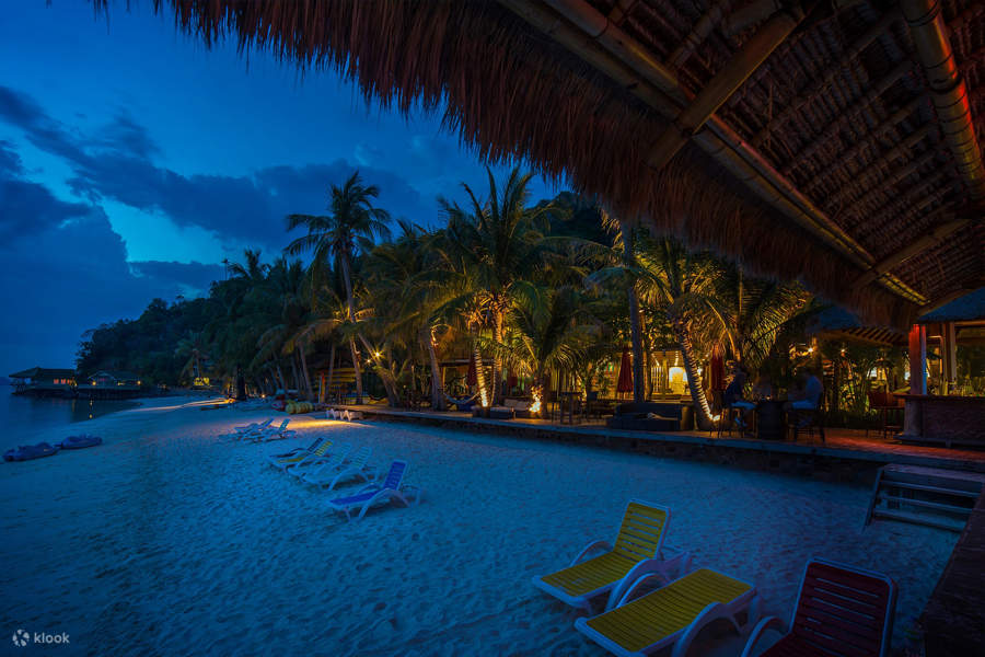 la vie nocturne de l'île Rawa