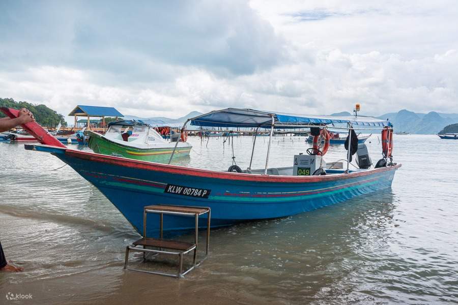 barco en la isla de langkawi