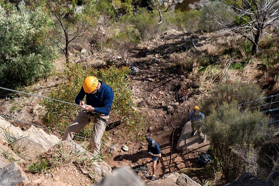 orang ramai turun ke bawah