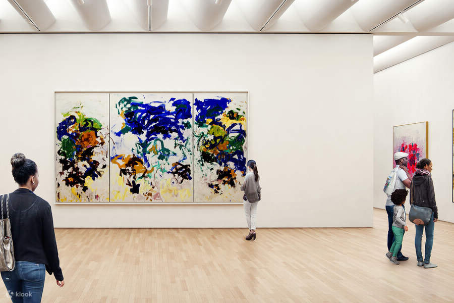 Persone che osservano opere d'arte