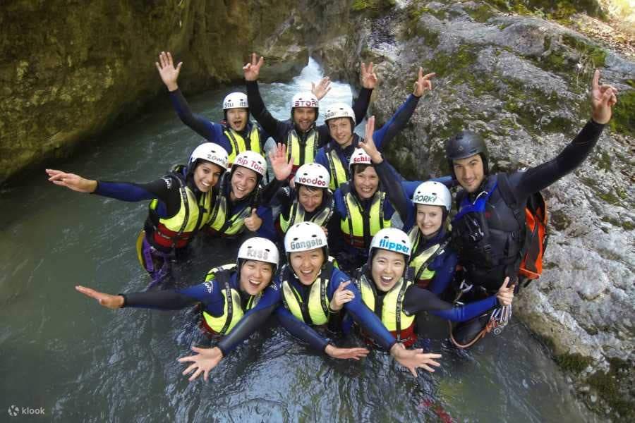 turis mengambil foto bersama