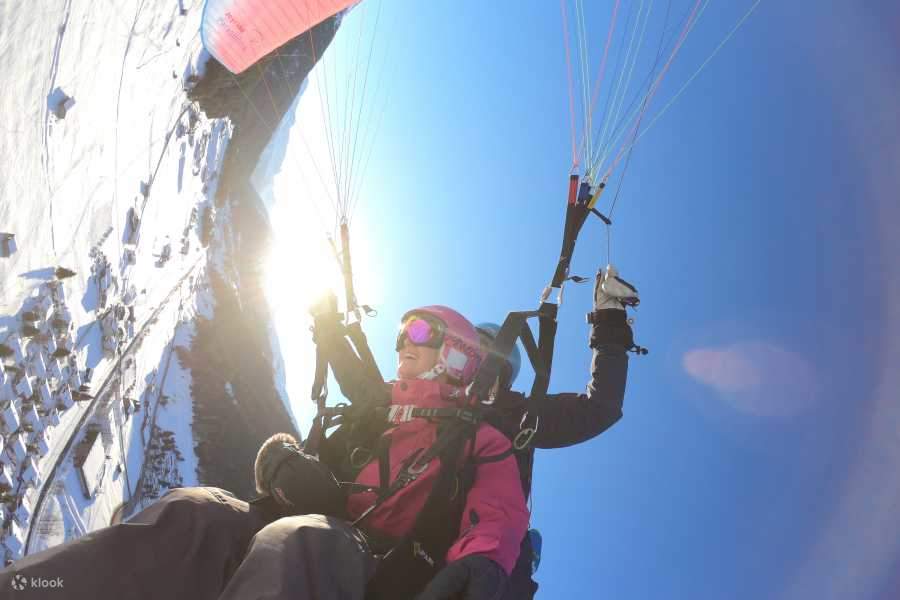 飞越瑞士阿尔卑斯山，享受一趟令人惊叹的跳伞体验