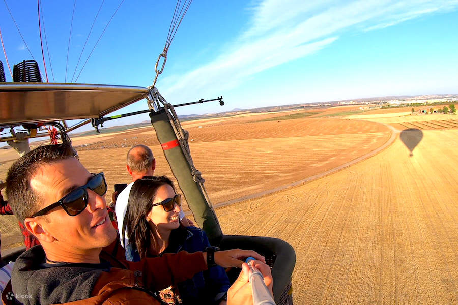 中世の街、トレドを発見し、旧市街の息を呑むような景色とともに日の出をご覧ください。