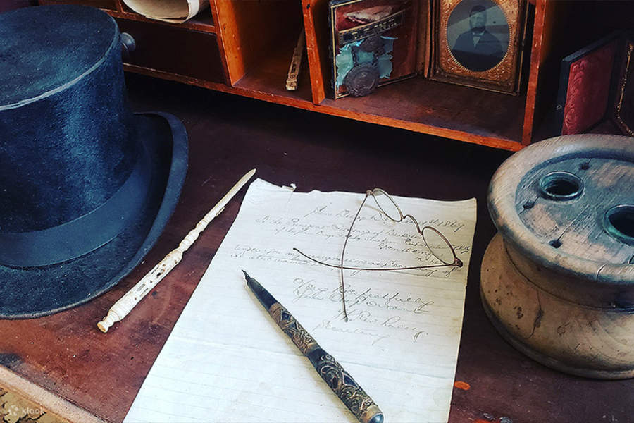 Chiêm ngưỡng các hiện vật lịch sử và đồ dùng cá nhân, mở ra một cánh cửa hé lộ cuộc sống của gia đình Whaley