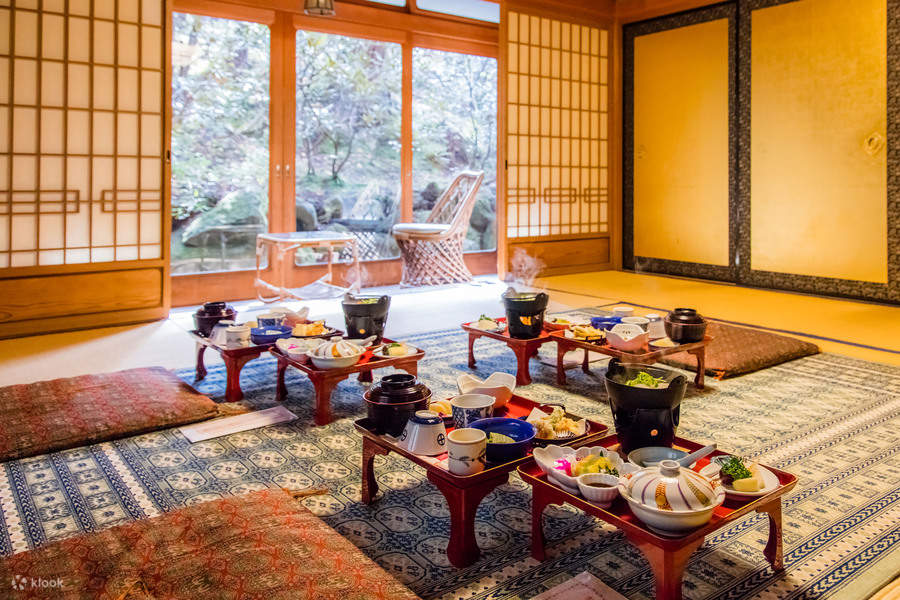 在寺廟裏吃午餐