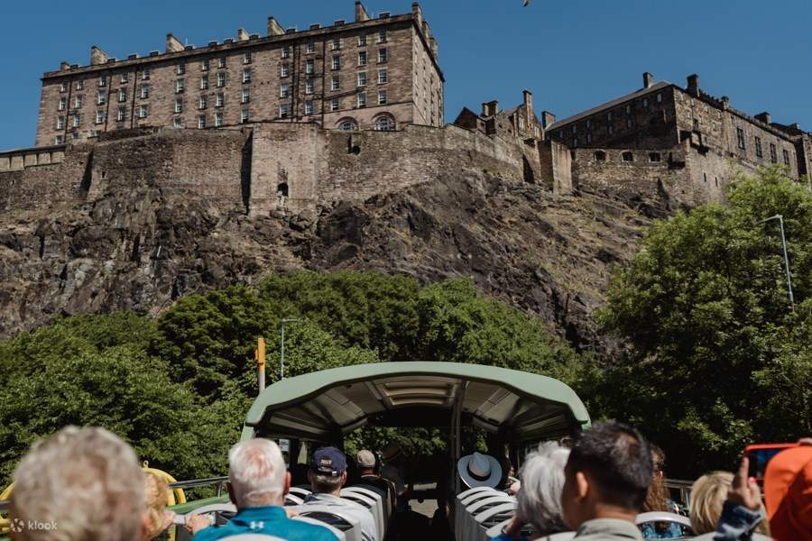 Thưởng ngoạn các điểm tham quan bằng xe buýt hop-on hop-off