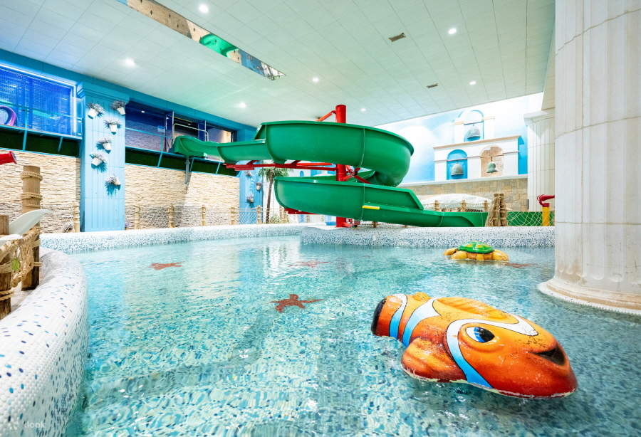 Kolam Pantai: Nikmati ombak seperti di pantai di kolam pantai dan berseronok dengan anak-anak anda