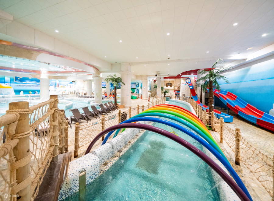 Бассейн «Бегущая вода»: Насладитесь разнообразными тематиками в ленивой реке длиной 140 м, протекающей вдоль края аквапарка.