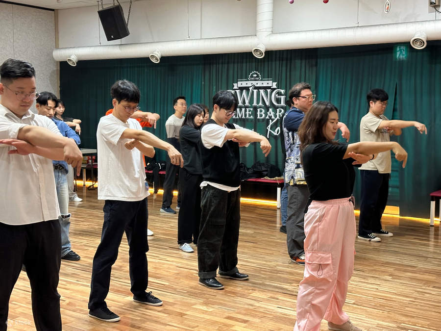 Clase de K-pop con 32 estudiantes