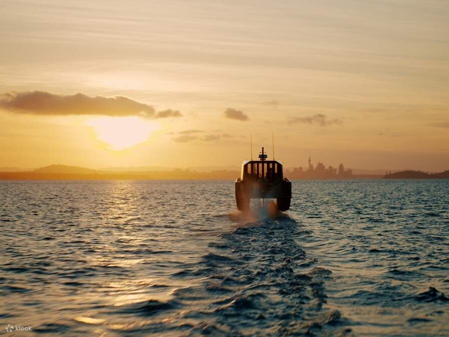 Nikmati perjalanan hidrofoil yang lancar apabila feri elektrik naik di atas air pelabuhan yang berkilauan