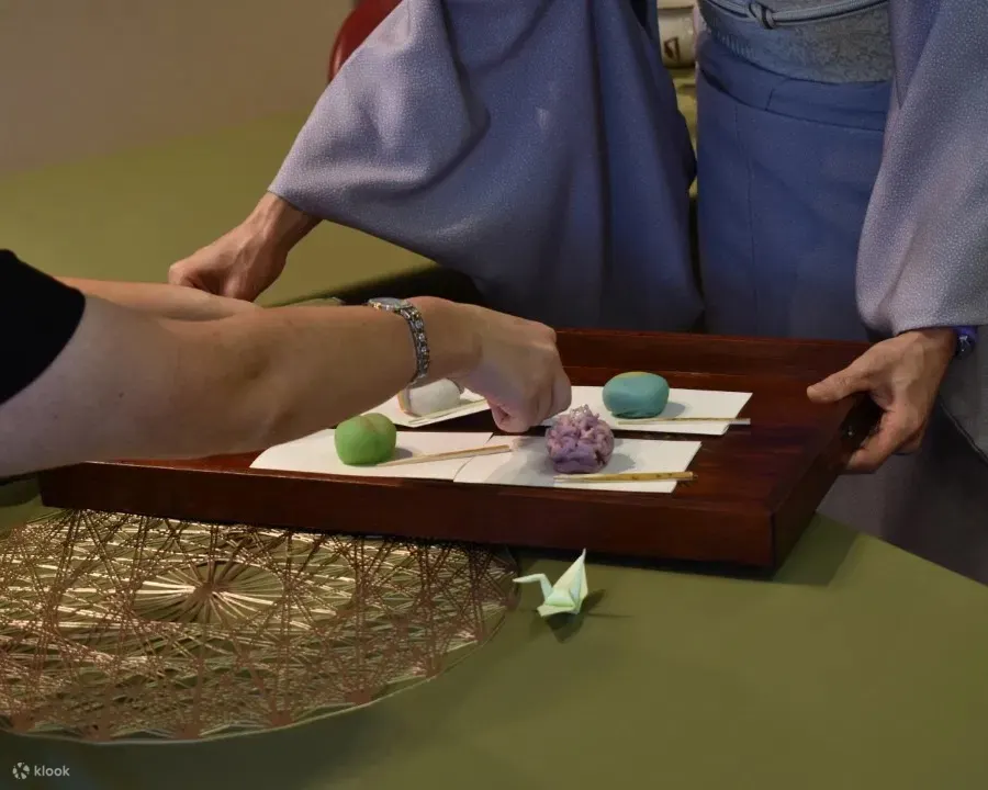 在历史悠久的商店体验广岛茶道和和果子品尝