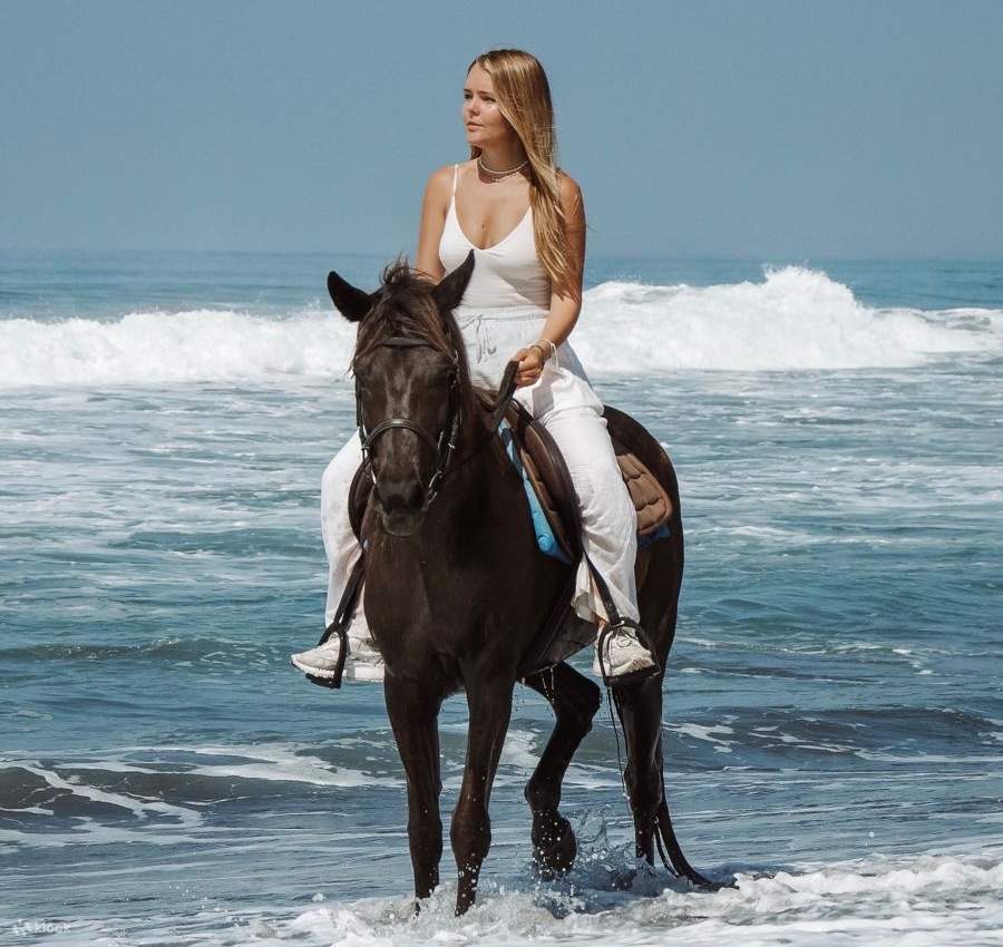 seorang wanita menunggang kuda