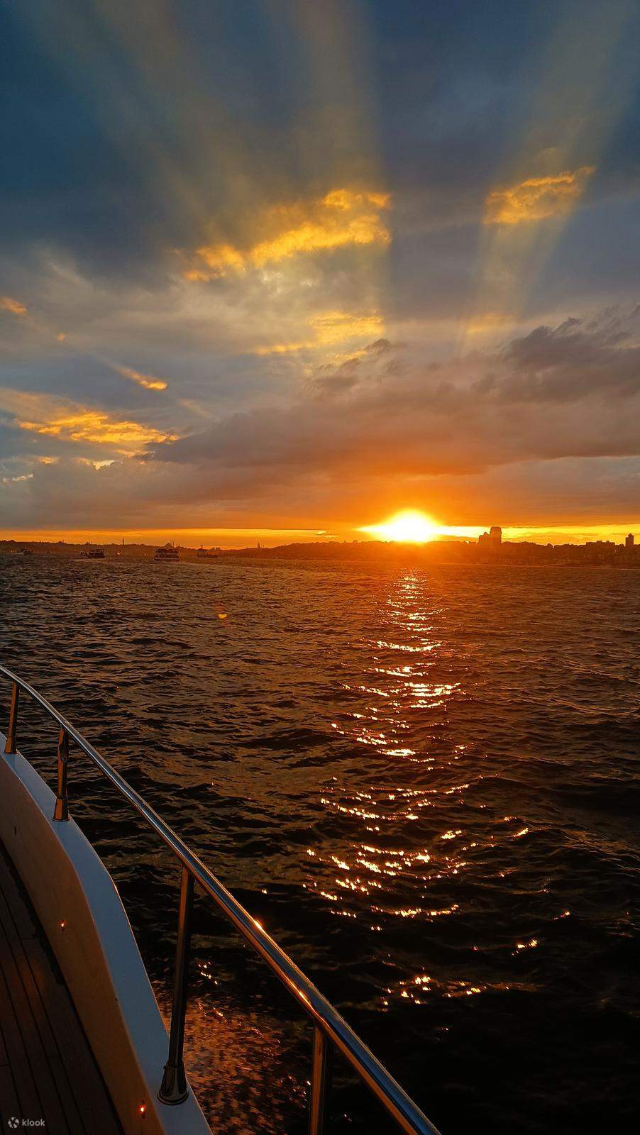 Crucero en yate al atardecer: vino, música, aperitivos y datos curiosos