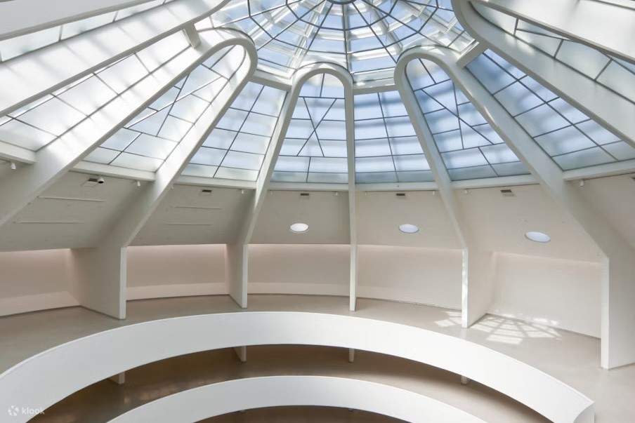 象徴的なグッゲンハイム美術館を訪れ、世界クラスの芸術と建築の美しさに驚嘆しましょう。