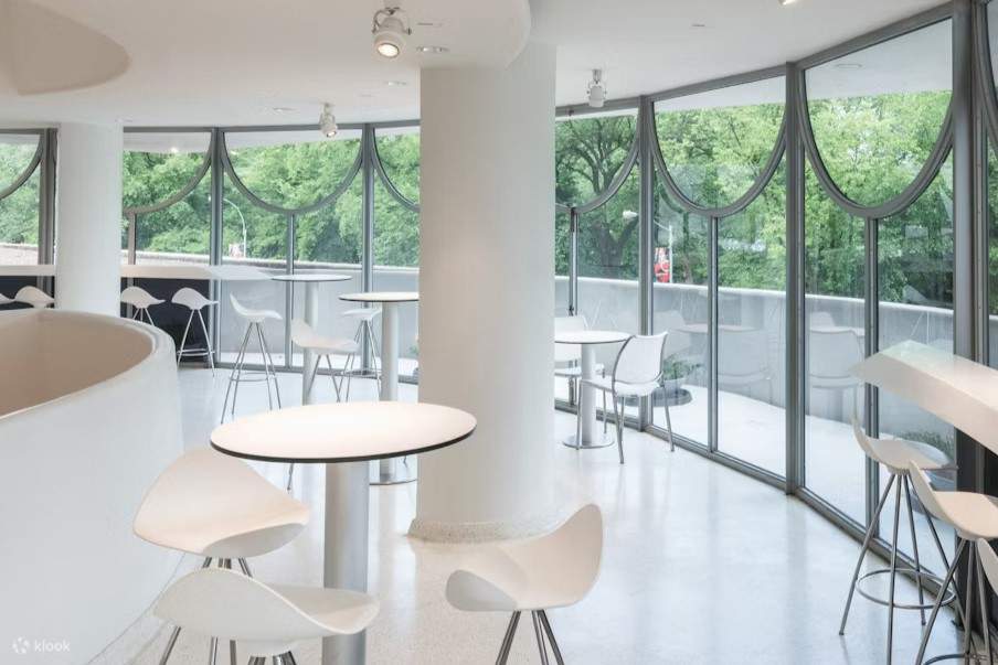 快適な椅子とテーブルでくつろぎながら、美術館内で静かな休憩をお楽しみください。