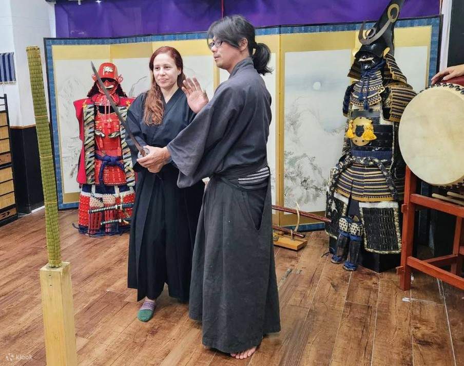 Trải Nghiệm Bushido Cắt Kiếm Samurai gần Thành Osaka