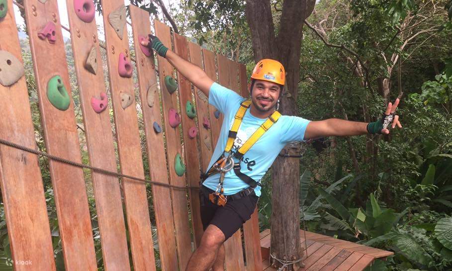 un homme faisant de l'escalade