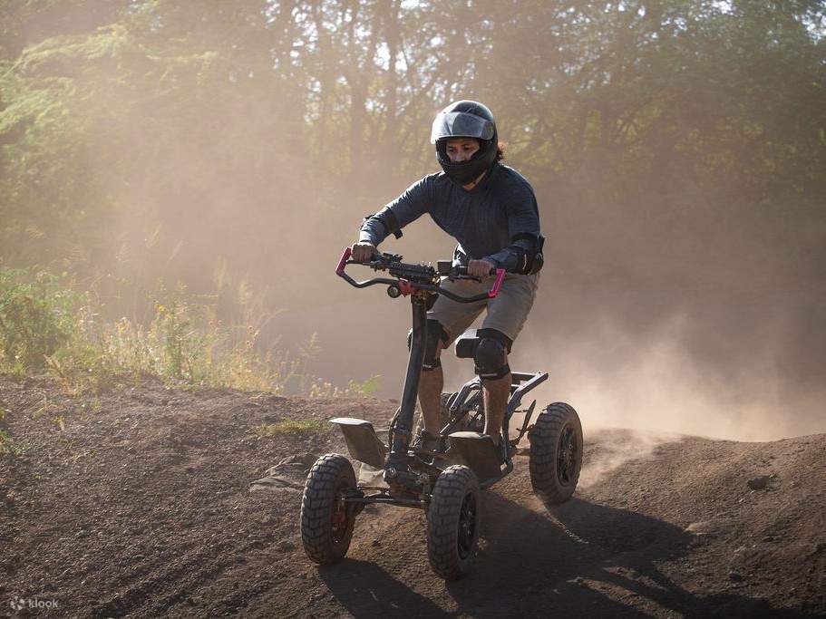 Solleva polvere e sguazza nelle pozzanghere della giungla sul tuo potente ATV