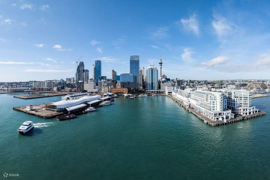 きらめく港の水面に美しく映る、オークランド (Auckland) の素晴らしい街並みを眺めましょう。