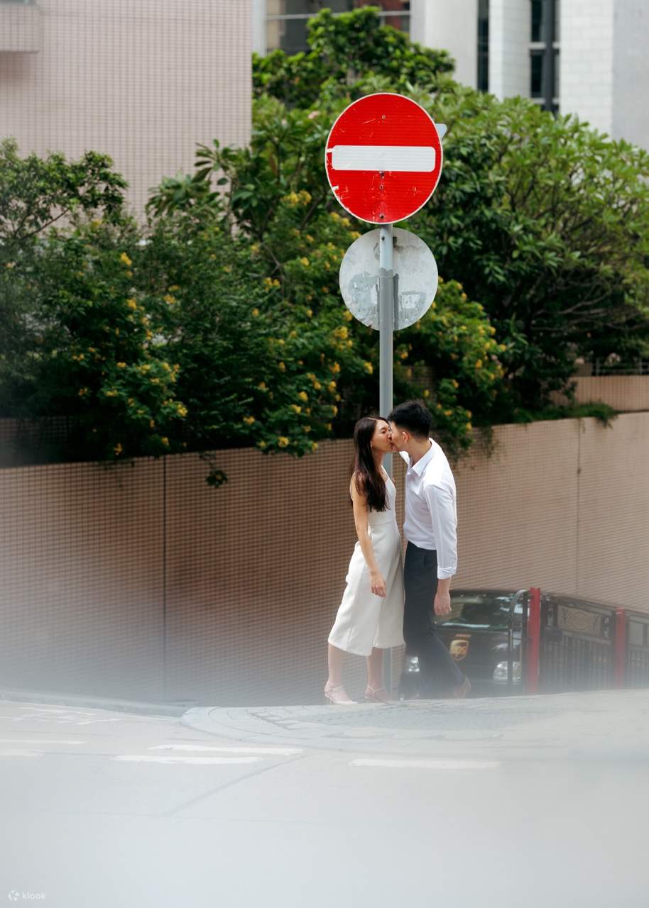 Terokai pesona Hollywood Road, di mana seni jalanan yang bertenaga dan seni bina bersejarah mencipta latar belakang yang menawan untuk pemotretan romantis anda.