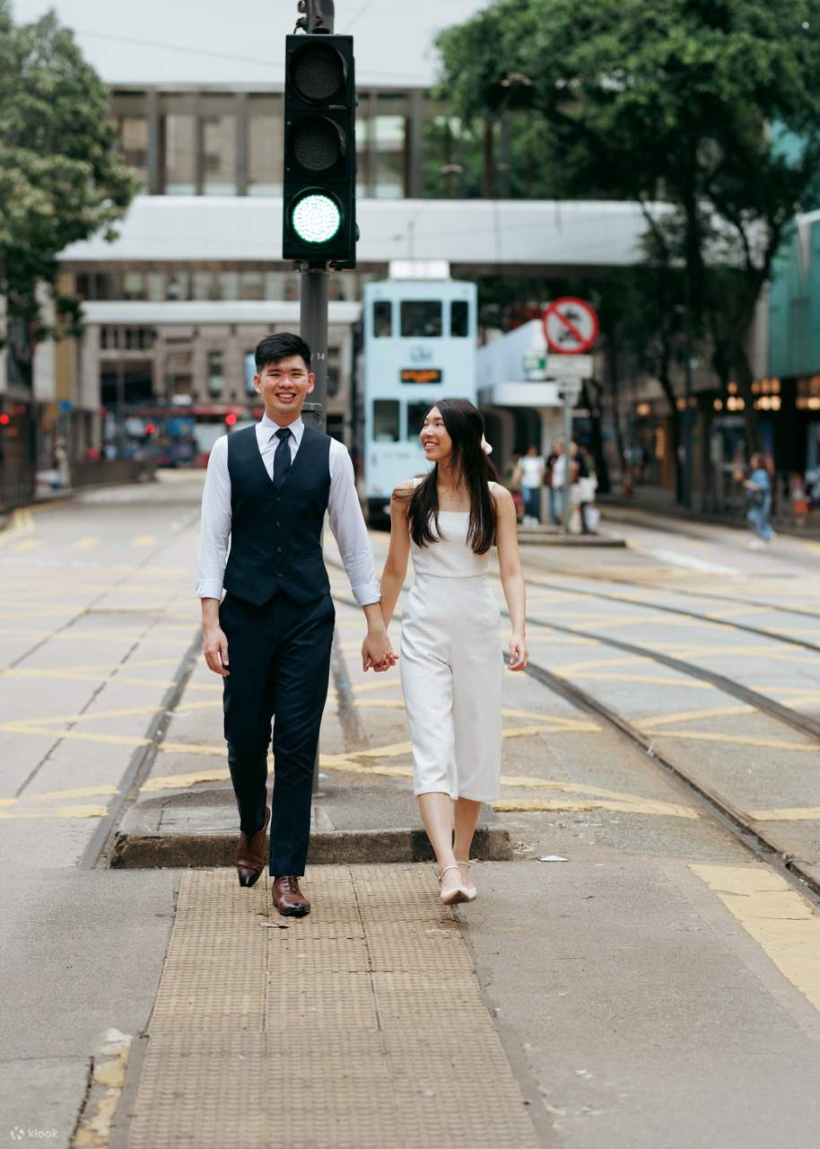 Selami suasana bandar Hong Kong yang meriah dengan pemotretan yang menakjubkan yang menampilkan trem ikonik sebagai latar belakang anda, merakam intipati percintaan bandar.