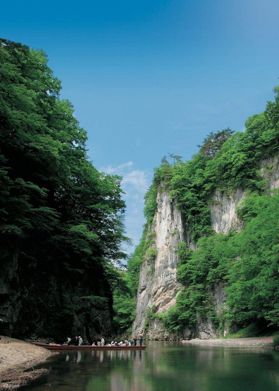 乘船游览盖壁峡谷 (Geibi Gorge) 的风景