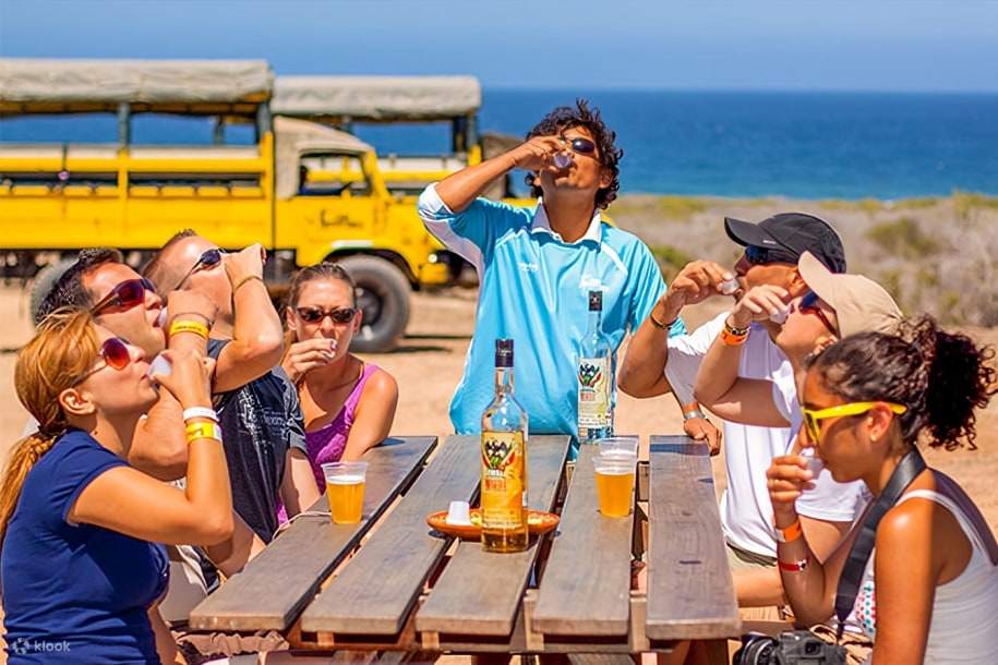 Para peserta lawatan bersulang dengan tequila, meraikan pengembaraan Baja mereka selepas menunggang unta