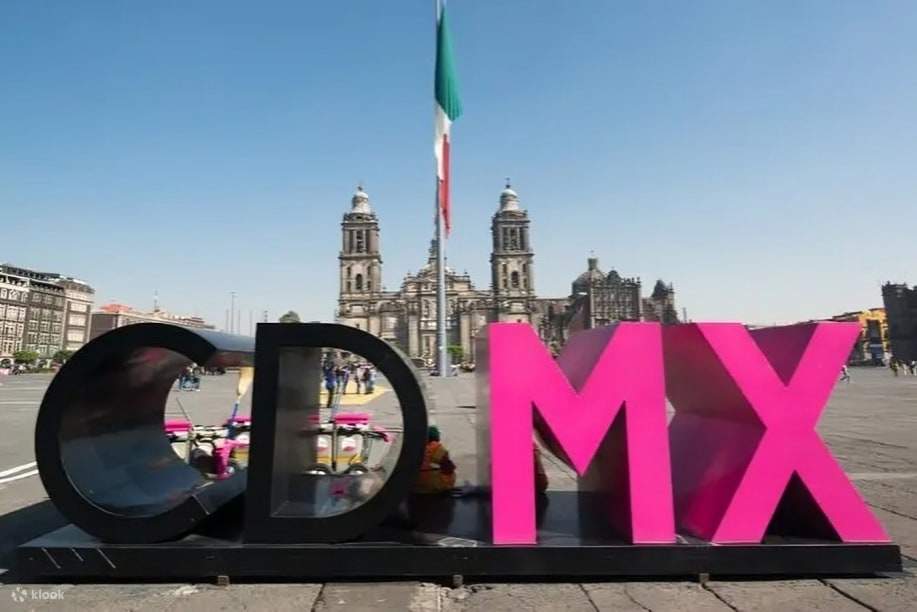 Quảng trường Hiến pháp (Constitution Plaza) mang tính biểu tượng ở CDMX, nhộn nhịp và được bao quanh bởi các địa danh lịch sử