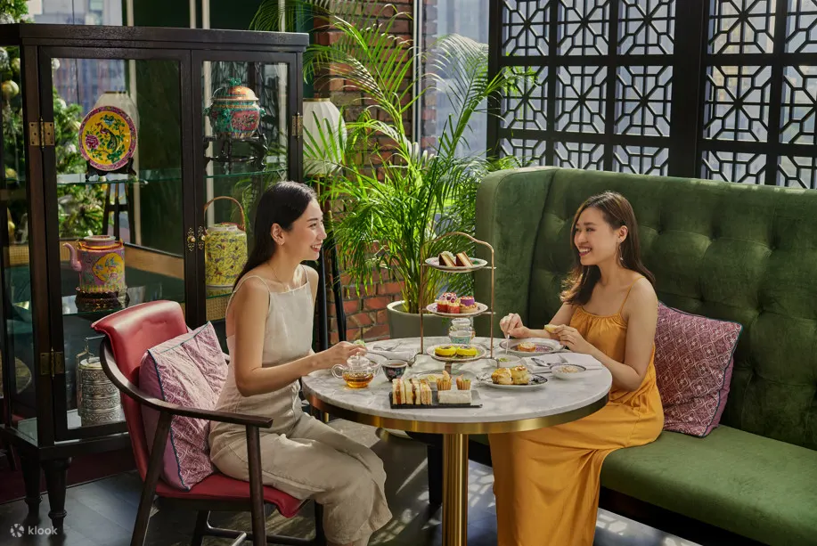 与友人在瑜娘茶馆相谈