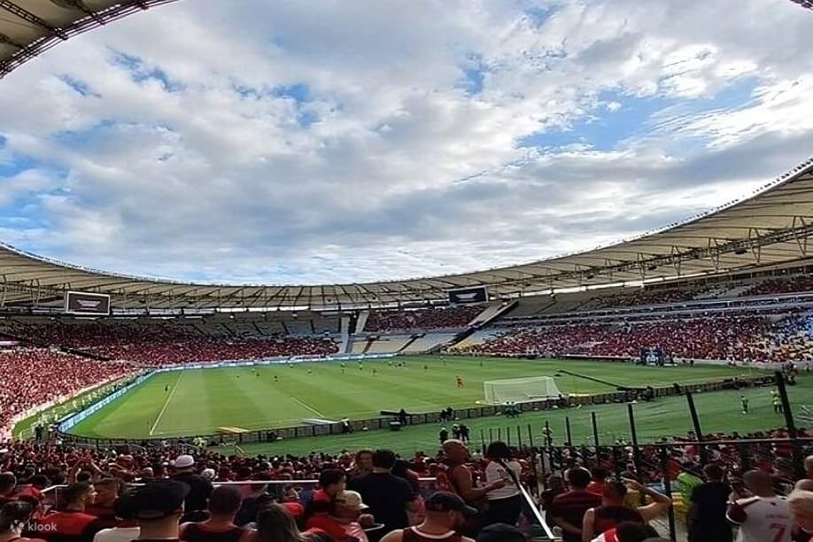 El Maracaná repleto de aficionados ondeando banderas y creando una atmósfera eléctrica
