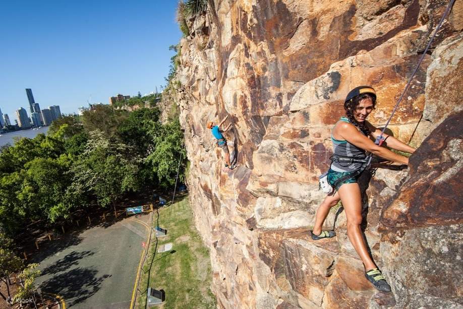 以布里斯班河和布里斯班市为背景，感受满满的成就感