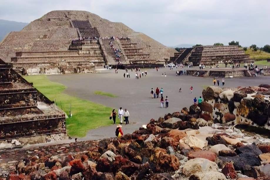 Kim tự tháp Mặt trời thu hút vô số du khách, tạo nên một bầu không khí sống động và náo nhiệt