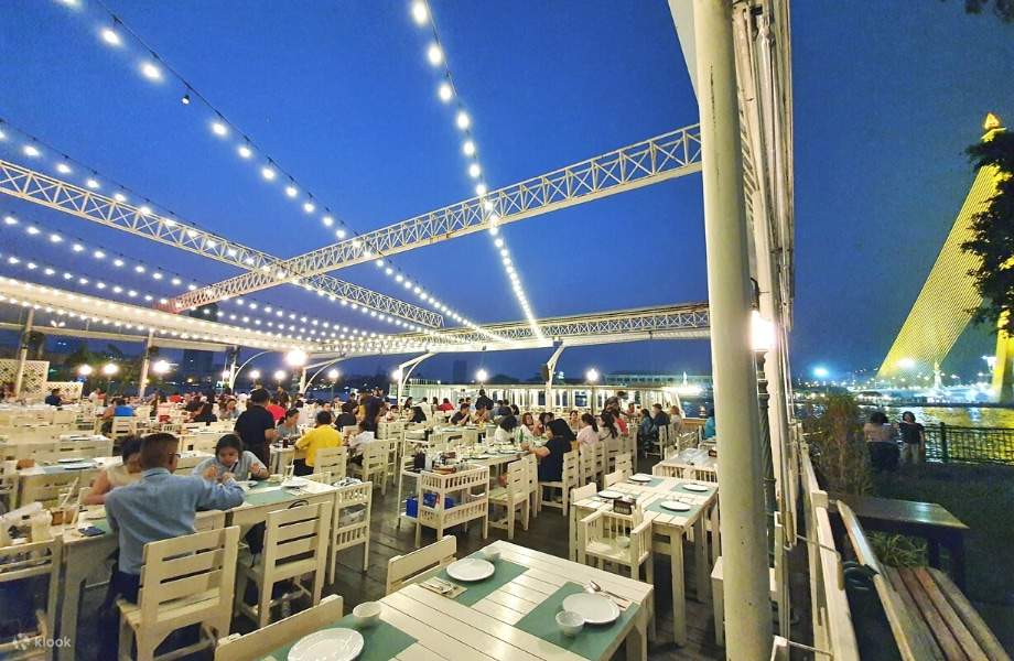 Enjoy delicious food, live music and an amazing sight of lighting from the Rama VIII bridge after sundown  