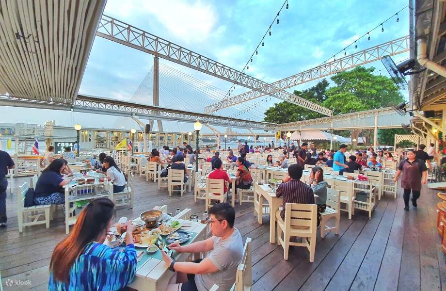 Indulge the refreshing breeze and a stunning view of Chaopraya river 