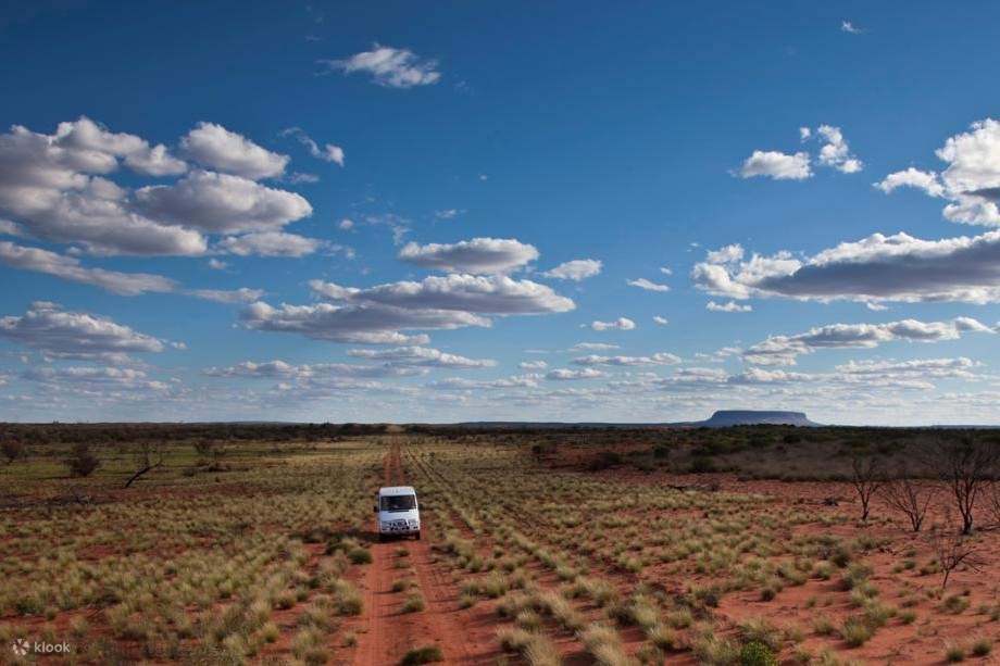 Tur de aventură Mount Conner 4x4 în Outback - Klook România