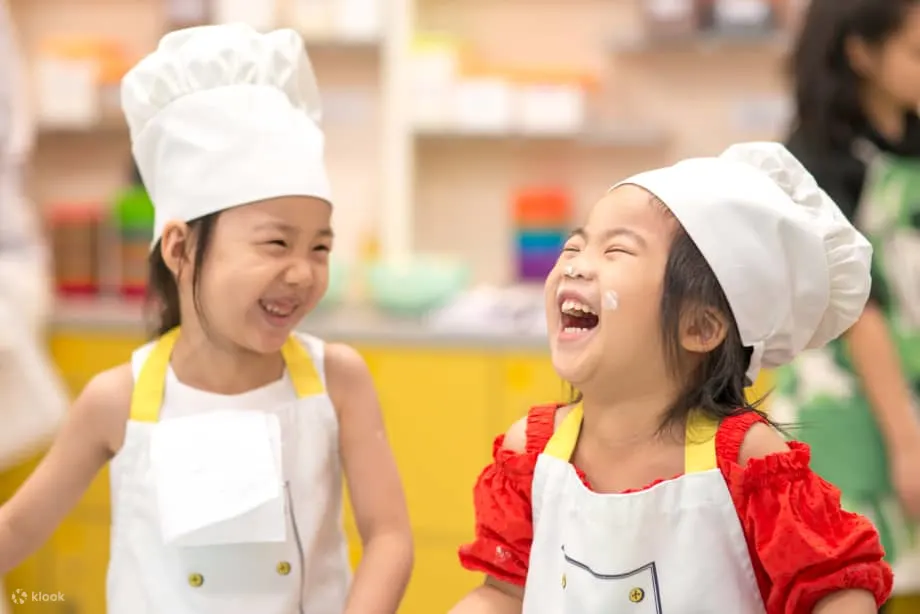 孩子们在烘烤时玩得很开心
