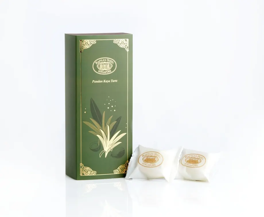 随时享用 Raffles Boutique 招牌手工香兰加央蛋挞，作为美味小吃或馈赠亲朋好友的礼物和纪念品。由新加坡最受欢迎的早餐制成，浓郁的椰子和香兰风味咖椰果酱馅料是 b