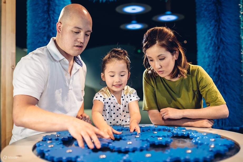 父母在博物館裡與孩子共度美好時光