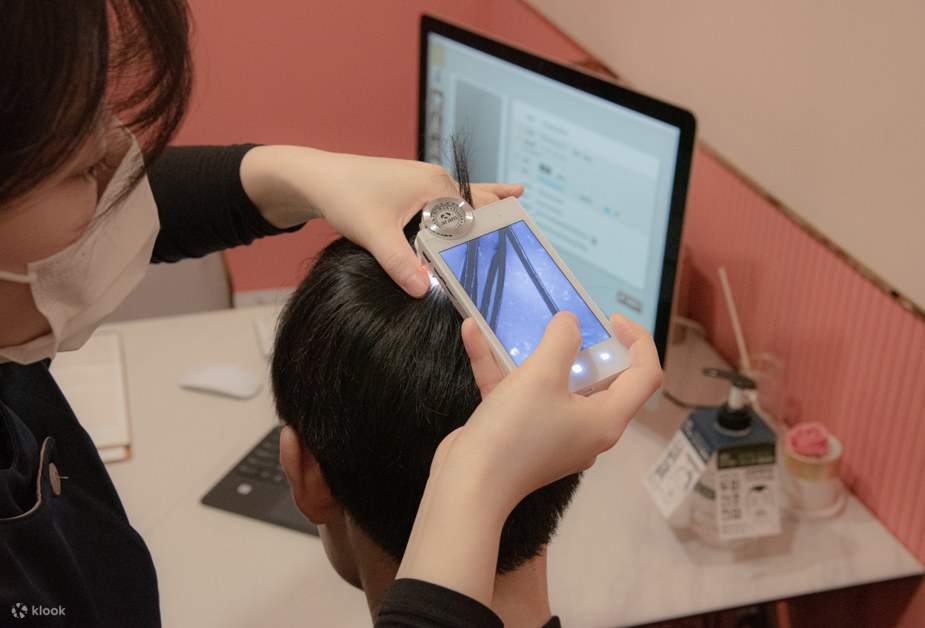 我們使用光學設備來檢查頭皮和頭髮的健康狀況。