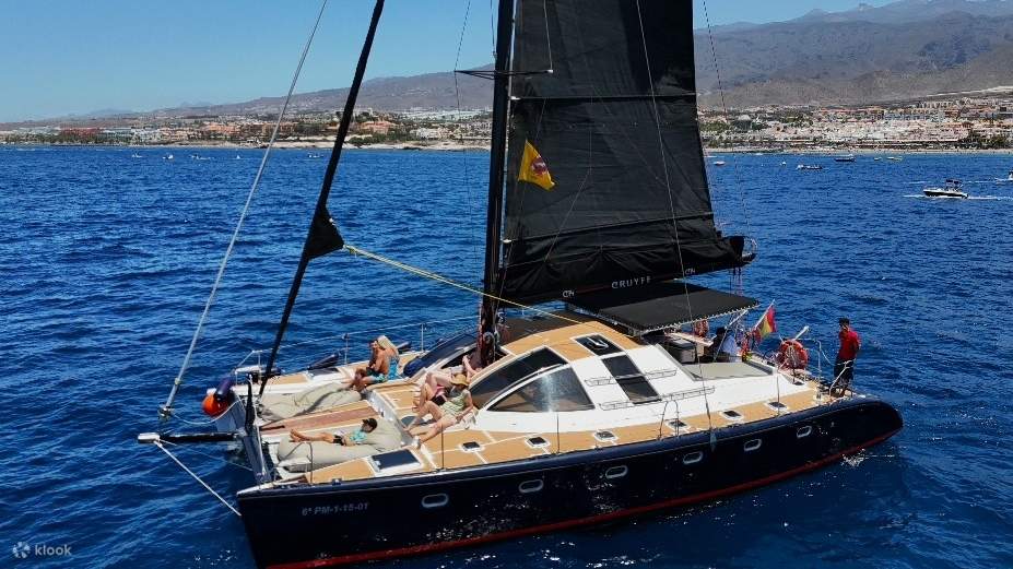 Un sereno catamarano ancorato in acque turchesi, che invita a rilassarsi, nuotare e godersi momenti marini indimenticabili