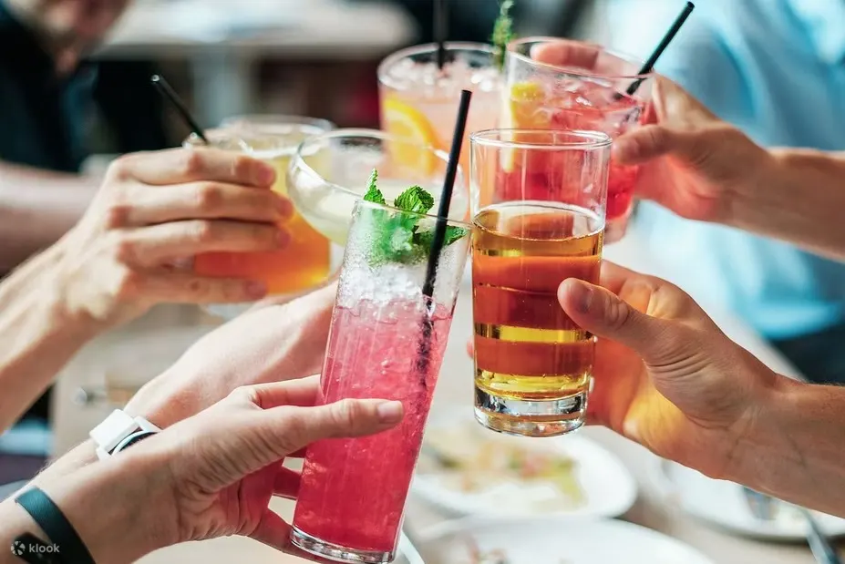 在开放式酒吧无限量品尝鸡尾酒、葡萄酒或香槟 — 您的完美饮品，您的规则