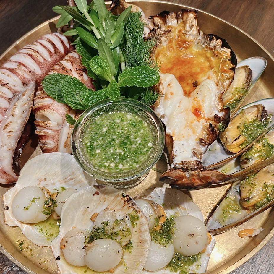 サイアム パラゴン (1 階) の Co-Limited でロングテール ボート コンセプトの新感覚を体験してください。伝わる美味しさ、イサーン料理をぜひご賞味ください。