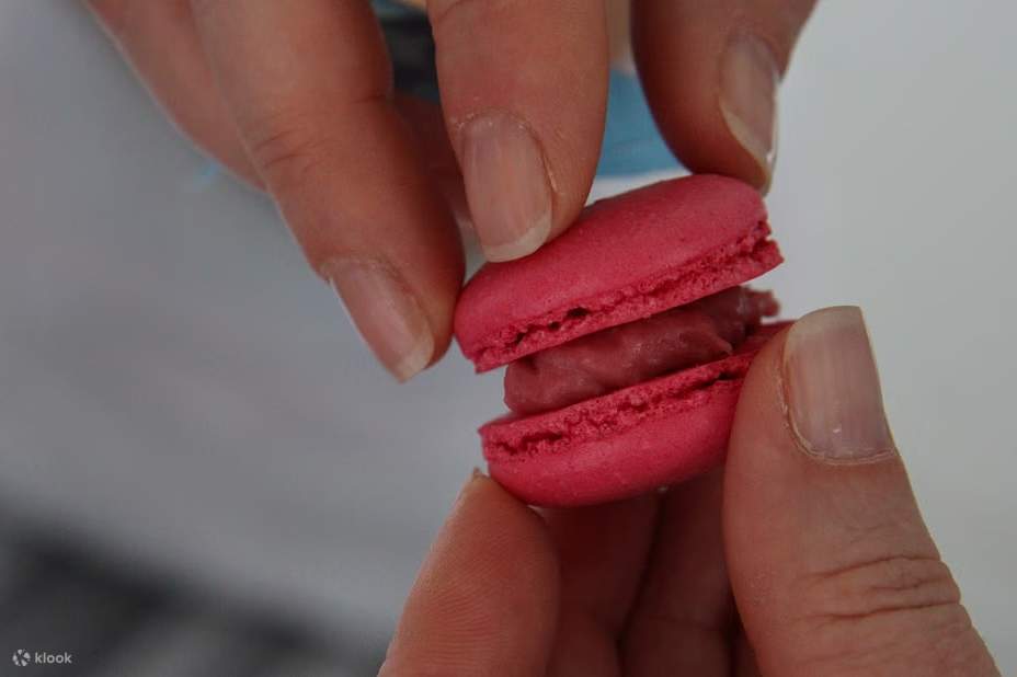 Đầu bếp cầm bánh macaron