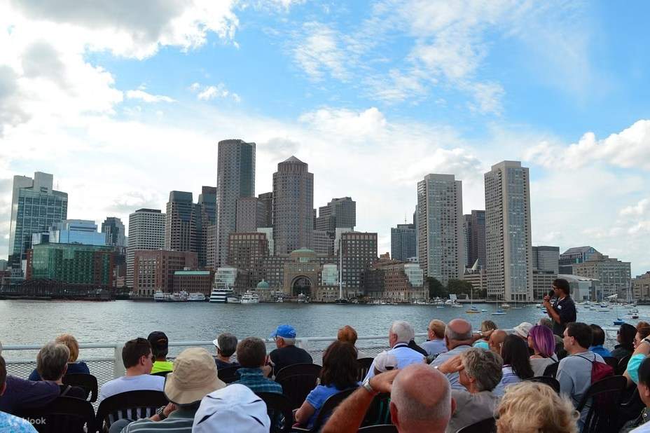 欣赏建筑的人们