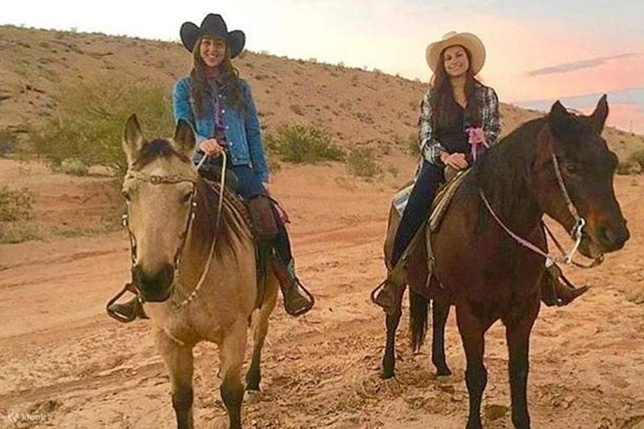 deux femmes pendant une expérience d'équitation