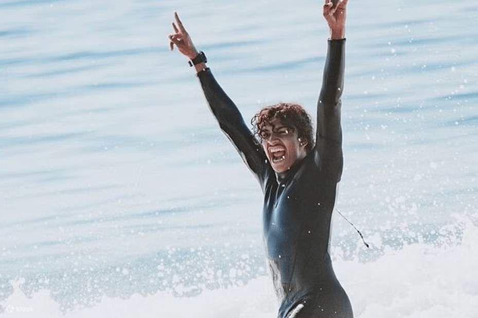 Lelaki berjalan di dalam air